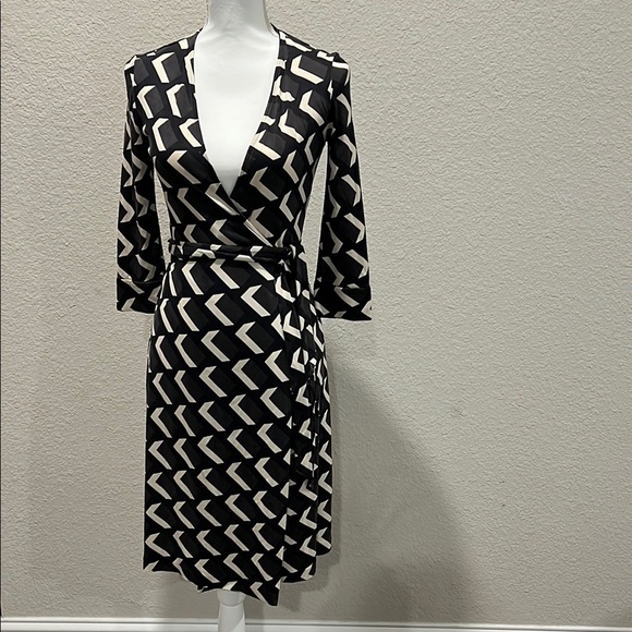 Diane Von Furstenberg Black and White Sheath Dress with Plunge Neckline - Picture 1 of 5